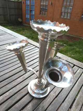 LOVELY ANTIQUE VINTAGE SILVER PLATE FOUR VASE EPERGNE TABLE CENTRE PIECE. 3