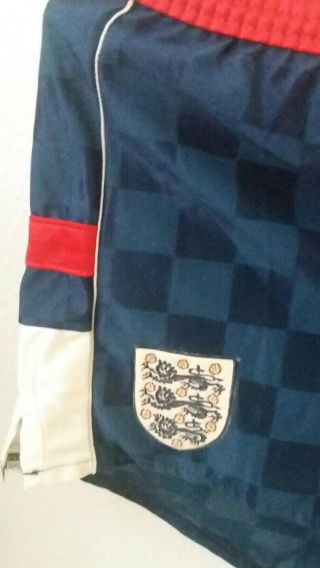 V.  RARE VINTAGE ENGLAND SHORTS 1987 MADE BY UMBRO TO FIT 30 