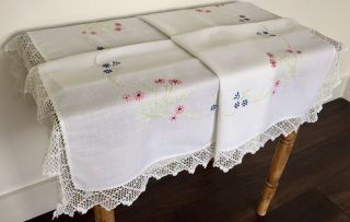 Vintage Pretty Floral Hand Embroidered & Crochet Lace Tablecloth