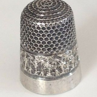 Solid Silver Thimble,  Henry Griffith & Sons,  Birmingham 1923,  6.  50 grams 3