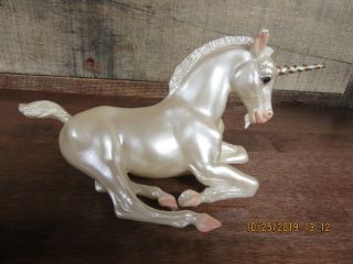 Breyer Laying Down Foal Unicorn Iv White Pearl Glossy Rare 701197