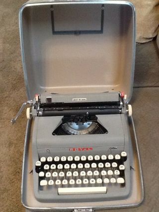 Rare 1957 Royal Quiet De Luxe Grey/blue Portable Typewriter With Case And Key