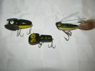 3 VINTAGE HEDDON LURES,  STINGAREE,  CRAZY CRAWLER,  AND WEEDLESS WIDOW,  IN FROG 3