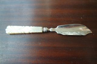 VICTORIAN PRETTY STERLING SILVER BUTTER KNIFE with nacre handle Birmingham 1841 2