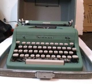 Vtg 1956 Royal Quiet De Luxe Rare Seafoam Crinkle Portable Typewriter W/ Case
