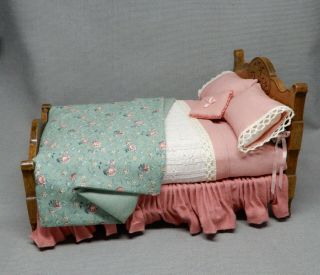 Vintage Carol Young Bed with Linens - Artisan Dollhouse Miniature 1:12 3