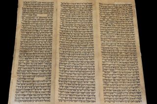TORAH SCROLL BIBLE JEWISH FRAGMENT 200 YRS OLD FROM IRAQ Genesis 44:18 - 46:32 2