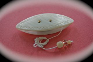 Vintage Mother Of Pearl Tatting Shuttle