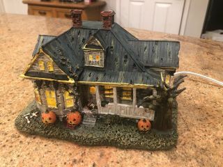 Hawthorne Village - The Hewitt House Display Rare And In Great Shape.  2 Figures