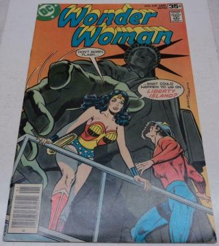 Wonder Woman 239 (dc Comics 1978) Golden Age Flash Appearance (fn -) Rare