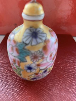 ANTIQUE VINTAGE CHINESE YELLOW PINK FLORAL PAINTED SNUFF PERFUME BOTTLE LID 2