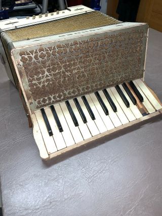 ANTIQUE VINTAGE HOHNER WHITE PIANO SQUEEZEBOX ACCORDION with CASE 22 key 8 base 2