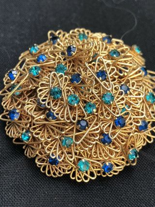 Vintage Jewelry Rare Shades Of Blue Crystal Rhinestone Goldtone Wire Dome Brooch