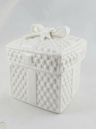 Rare Tiffany & Co.  Porcelain Basket Weave Trinket Box Sybil Connolly Design