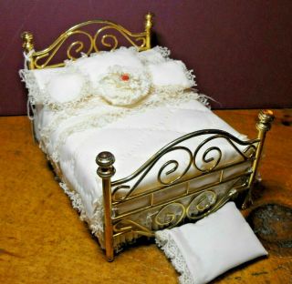 Vintage 1:12 Brass Doll House Double Bed With Pillows And Bedding