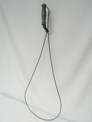Vintage 28 - 3/4 " Wire Rug Beater W/painted Green Wooden Handle - Vgc