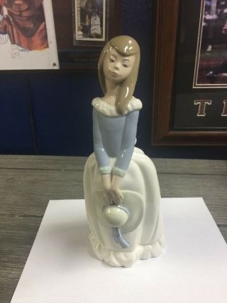 Rare - Nao By Lladro Spain Girl With Hat In Her Hand 1982