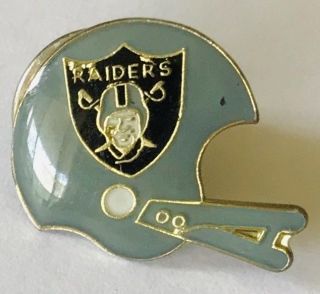 Oakland Raiders Nfl Football Helmet Pin Badge Rare Vintage (c13)