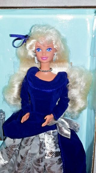 1995 Avon Exclusive Winter Velvet Barbie Caucasian 2