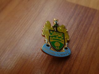 Rare Classic Hitchin Town Fc Emblem Crest Enamel Football Non League Pin Badge
