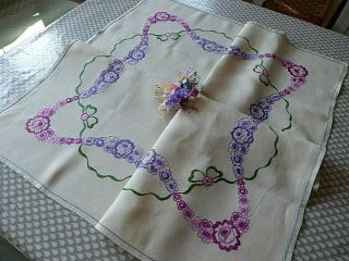 Vintage Embroidered Quality Tablecloth=exquisite Trailing Circle Of Flowers