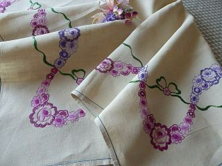 VINTAGE EMBROIDERED QUALITY TABLECLOTH=EXQUISITE TRAILING CIRCLE OF FLOWERS 2