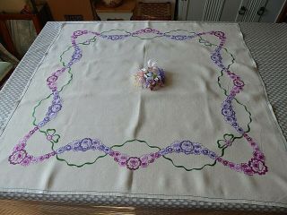 VINTAGE EMBROIDERED QUALITY TABLECLOTH=EXQUISITE TRAILING CIRCLE OF FLOWERS 3