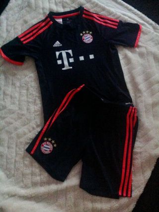 Fc Bayern Munchen Football Kit Strip Age 11 - 12 Years " Rare "