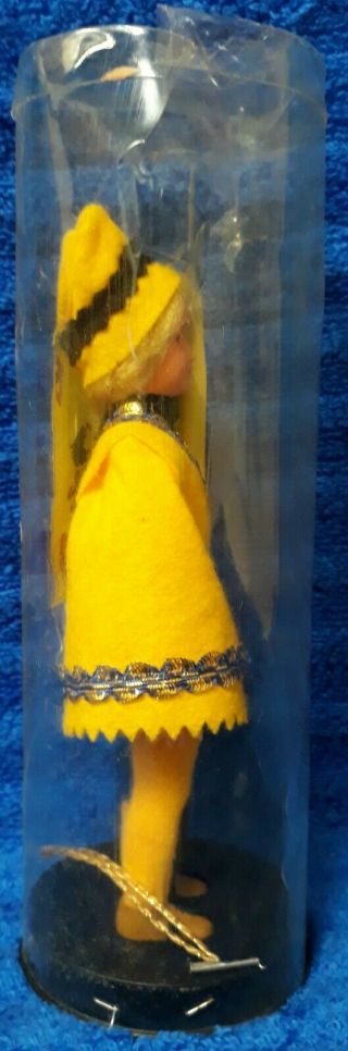 Vintage Contrada Aquila Italian Ethnic Costume Doll With Flag Halberd Figurine 2