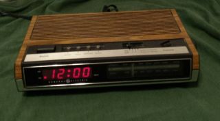 Vintage Ge 7 - 4630b General Electric Wood Grain Am/fm Digital Radio Alarm Clock