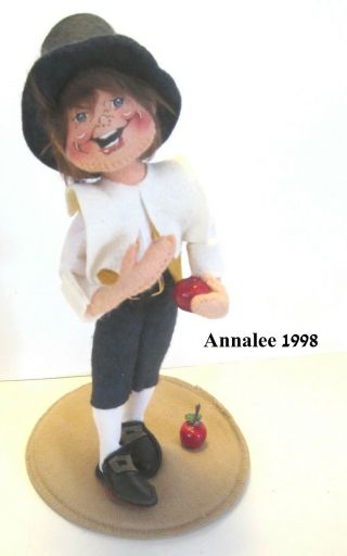 1998 Annalee Thanksgiving Pilgrim Boy Man With Apples Poseable Figure Doll