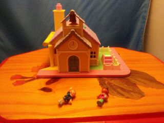 Bluebird 1993 Vintage Polly Pocket Pollyville Schoolhouse School House 2 Dolls
