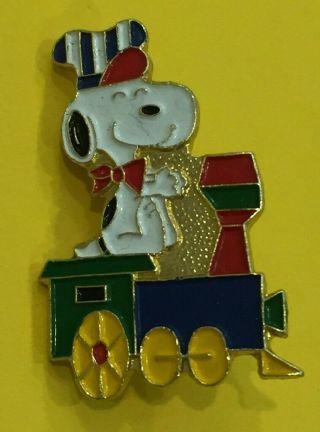 Snoopy Peanuts Charlie Brown Aviva Rare Vintage Lapel Pin Figure Jewelry