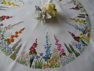Vintage Hand Embroidered Tablecloth - Delicate Flower Circle