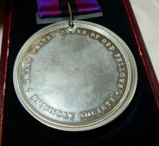 ANTIQUE GRAND UNITED ORDER OF ODD FELLOWS FRIENDLY SOCIETY MEDAL CASED VERY FINE 3