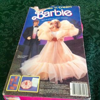 Vintage BARBIE PEACHES ' N CREAM Doll Gown Accessories Box 1984 2