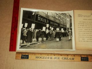 Rare Historical Vintage Daily Mirror Protest Strike Nyc 1954 Photo