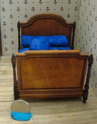 Dollhouse Wood Bed With Cover And Pillow 1:24 1/2