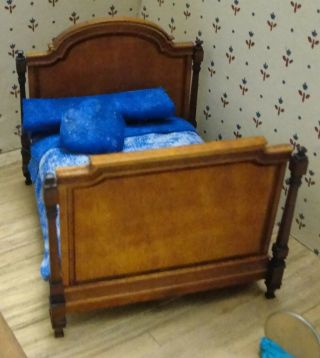 Dollhouse wood bed with cover and pillow 1:24 1/2 3