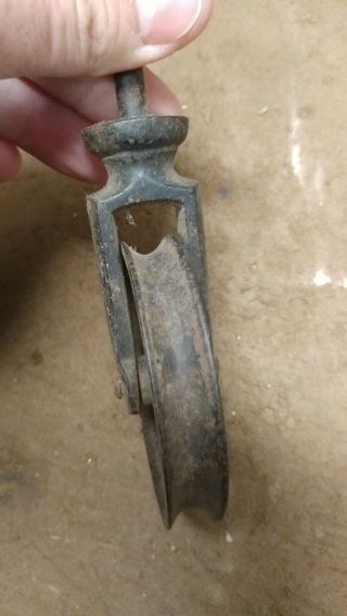 SMALL ANTIQUE METAL PULLEY WITH SCREW BASE 3