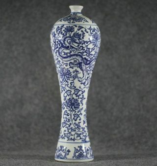 Antique Chinese Unique Style Blue And White Porcelain Dragonic Vase R1