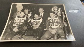 England - - World Team Cup Winners - - - 1968 - - - - - 8x6 - - Speedway - - Team Photo - - Rare