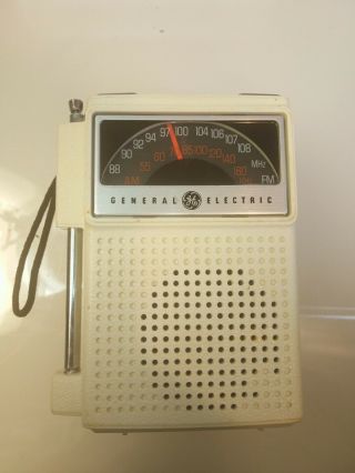 Rare Classic White Vintage Ge Solid State Portable Am/fm Radio
