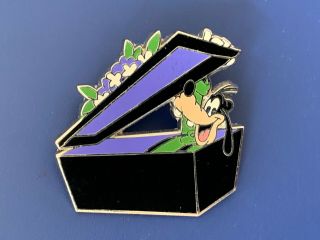 2009 Disney Pin - Haunted Mansion - Goofy Hiding In A Coffin - Rare