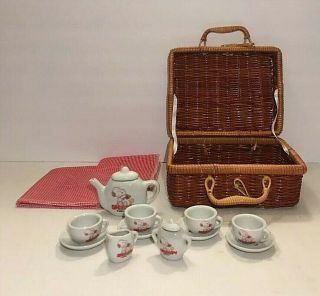 Peanuts Vintage Snoopy Miniature Tea Set With Basket And Table Cloths Rare