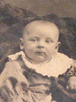 VINTAGE ANTIQUE 1800s TIN TYPE PHOTO PICTURE BABY IN WHITE DRESS Ships 3