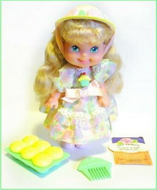 Mattel Cherry Merry Muffin Lily Vanilly Doll W/ Dress Hat Comb Muffins Paper Tag