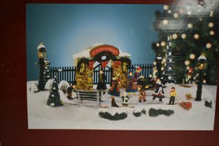 Rare Mr Christmas St Nicholas Square SKATING POND Park Animated Lighted Music 2