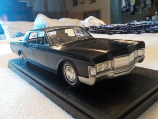 Vintage Amt 1969 Lincoln Continental Assembled Model 1/25 Scale.  Rare