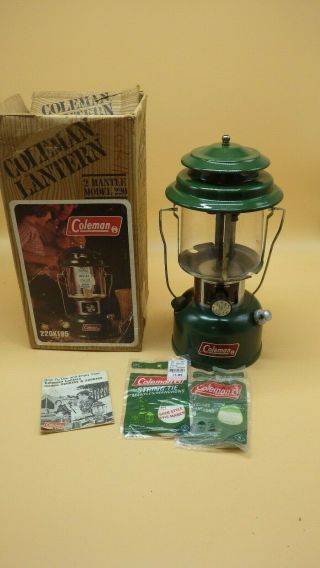 Vintage 1981 Coleman Green Dual Mantle Lantern Model 220k195 Papers & Box